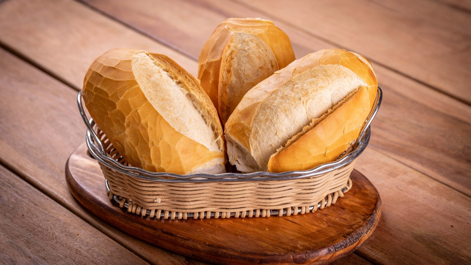 O drama invisível do pão francês esquecido: Na geladeira ou no armário?