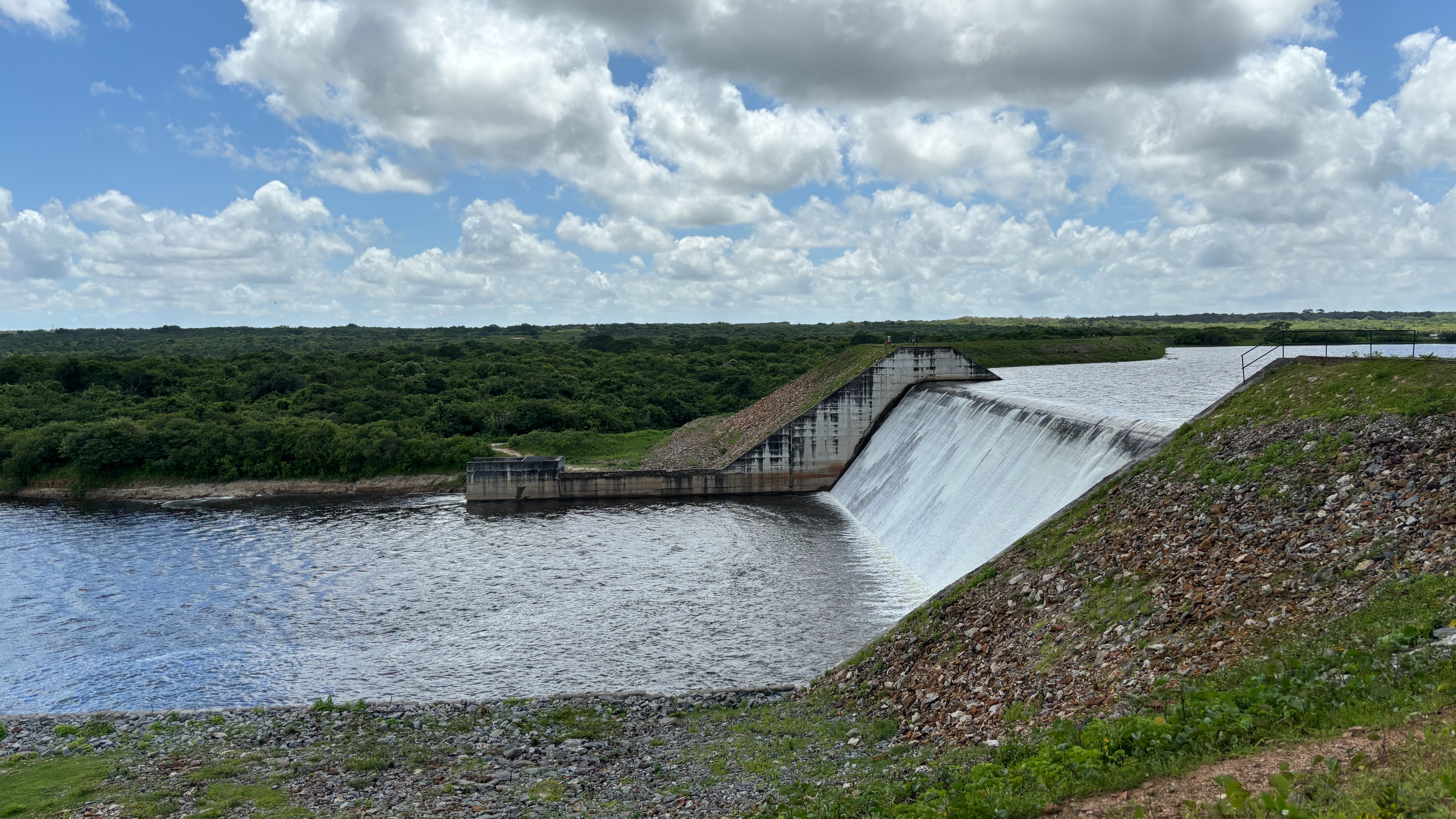 Barragem Rivaldo de Carvalho Transborda e Celebra a Vida no Sertão