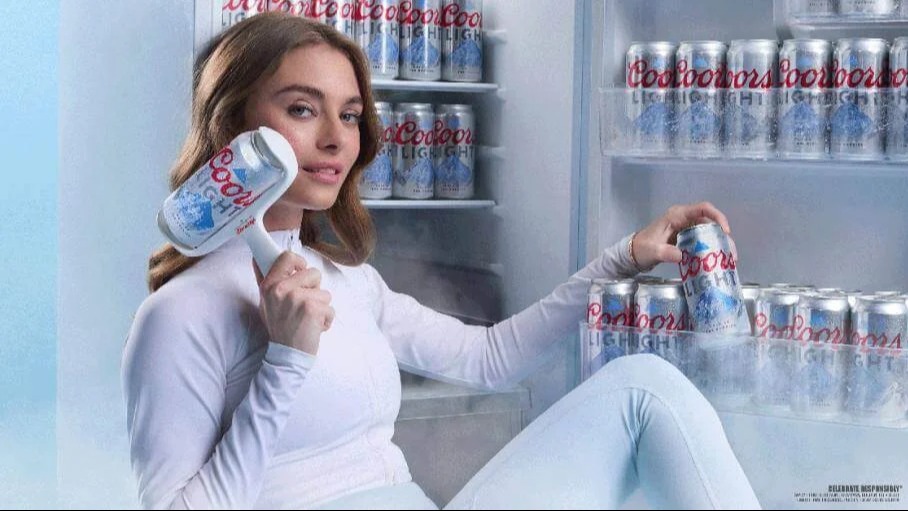 Cerveja para a Pele? Coors Light Lança Massageador Facial &quot;Biriticamente&quot; Refrescante!