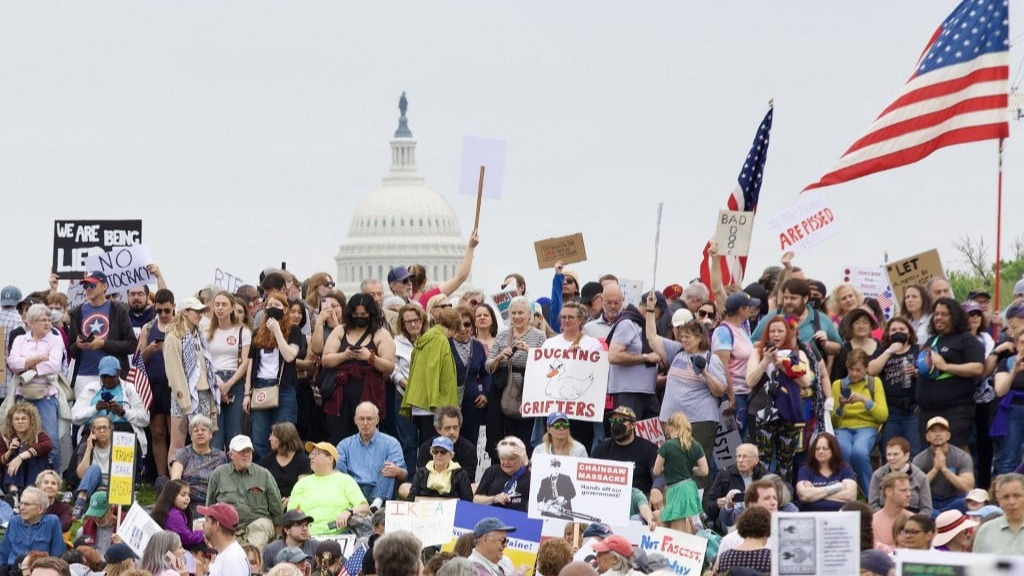 &quot;Tirem Suas Mãos!&quot;: Protestos em Massa Desafiam Governo Trump em Washington e Cidades dos EUA