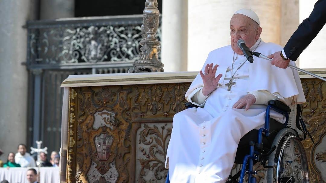 Papa Francisco Surge Frágil, Mas Forte: Fé e Superação na Praça São Pedro