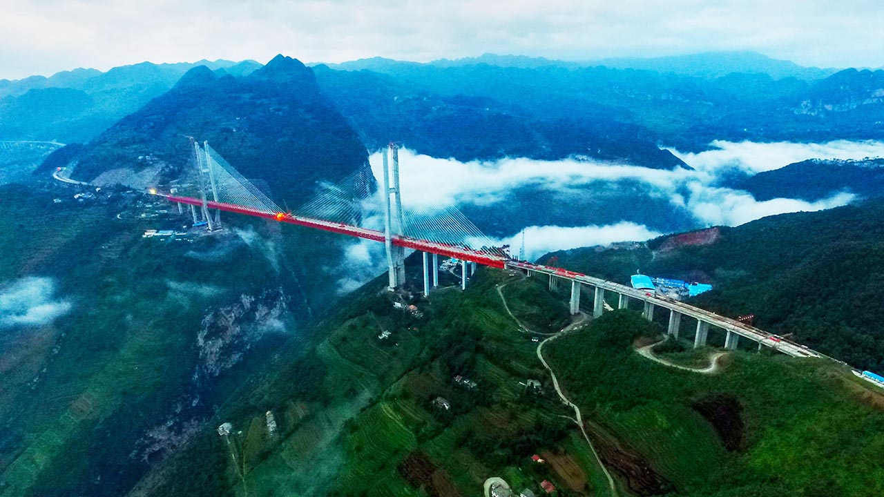 Vertigem e Admiração: China Desafia a Gravidade e Inaugura a Ponte Mais Alta do Planeta!