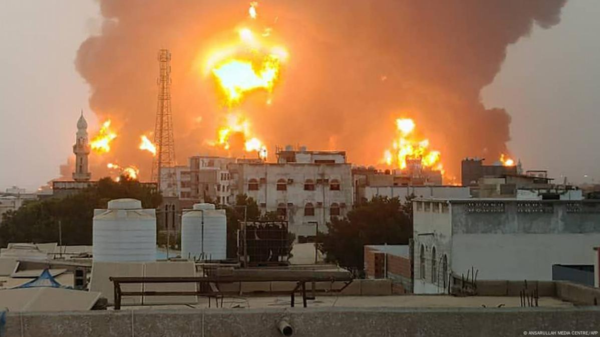 Iêmen em Chamas: Ataque dos EUA a Porto Houthi Deixa Dezenas de Mortos e Promessa de Retaliação