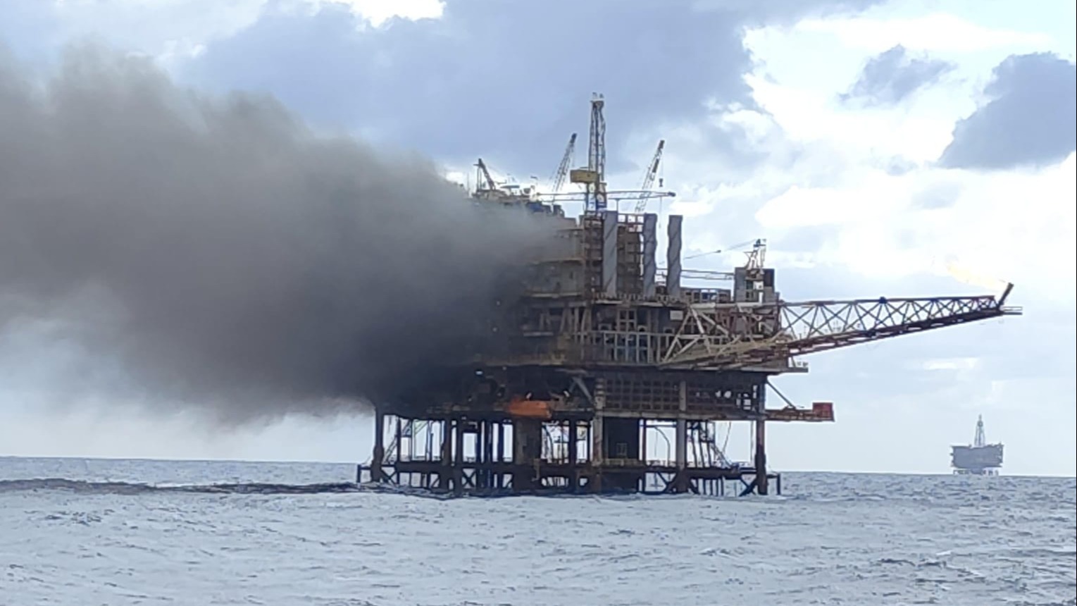 Incêndio e Explosão em Plataforma da Petrobras Deixam Feridos na Bacia de Campos