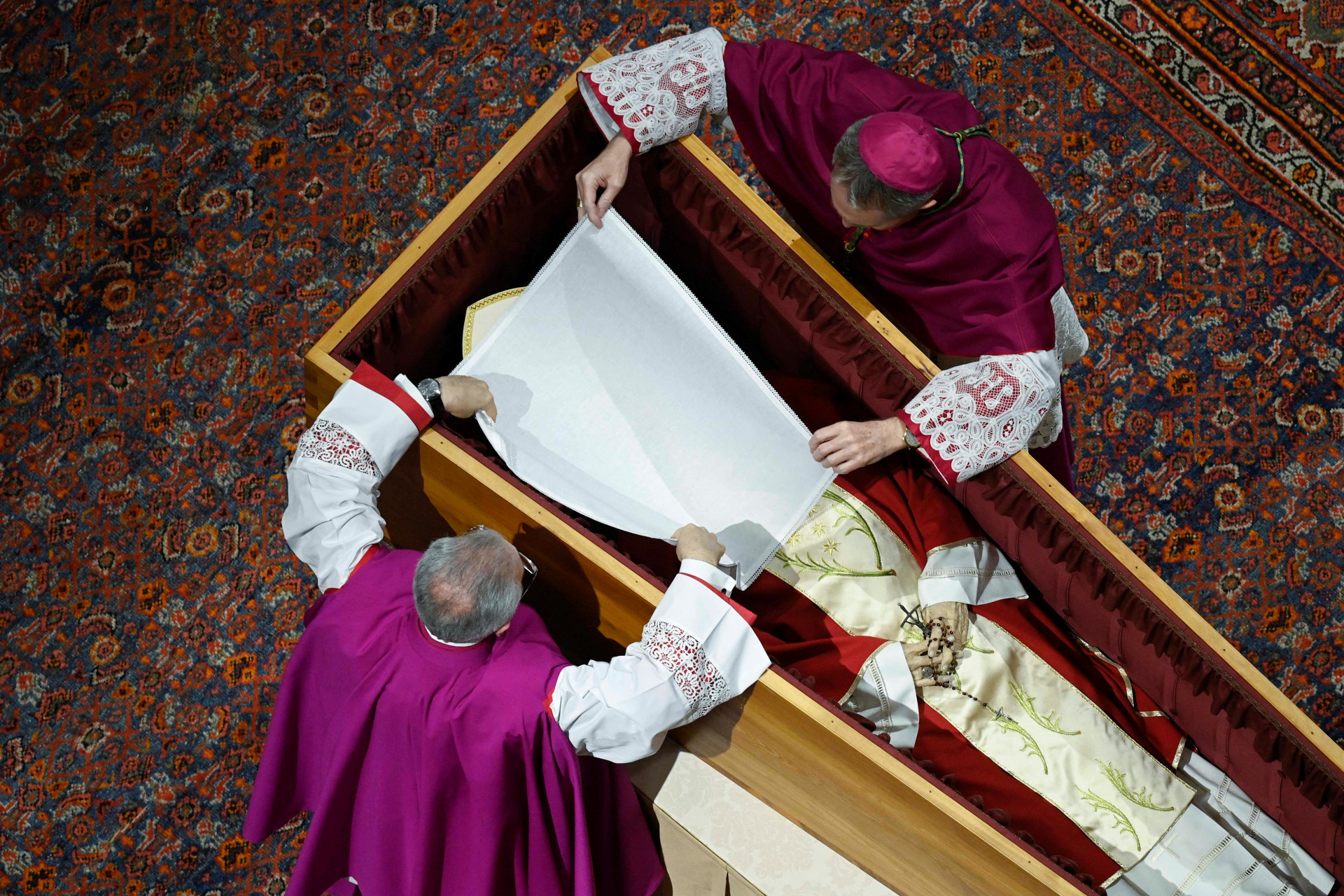 Vaticano Revela Caixão Simples de Francisco e Rituais Funerários