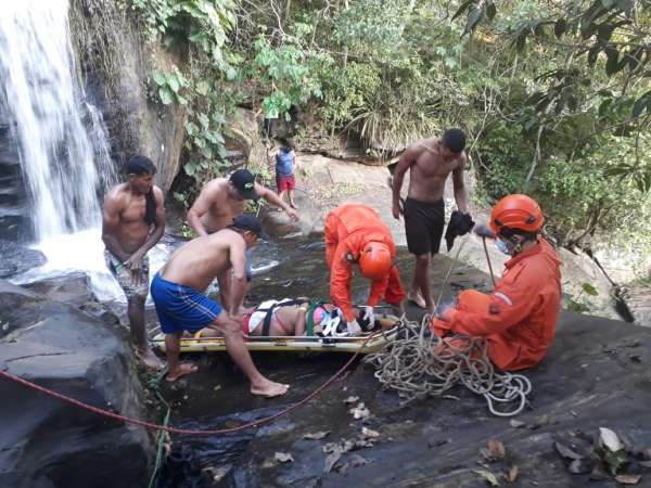 Aventura Perigosa na Serra: Piauiense Salta em Cachoeira no Ceará e Acaba Ferida