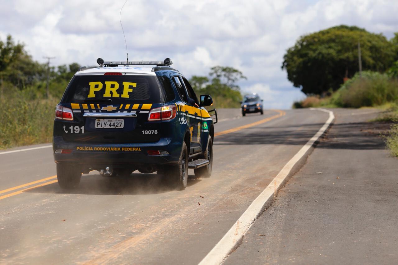 Casal Coragem rouba viatura da PRF em Goiânia.