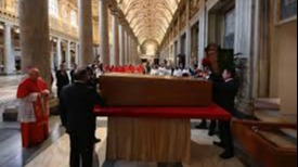 Silêncio e Reverência: Vaticano Sepulta Papa Francisco em Cerimônia Íntima na Basílica Santa Maria Maior