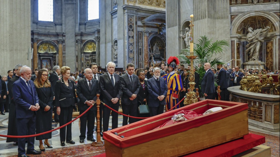 Não houve nenhum diálogo entre Lula e Trump durante cerimônia do Papa Francisco