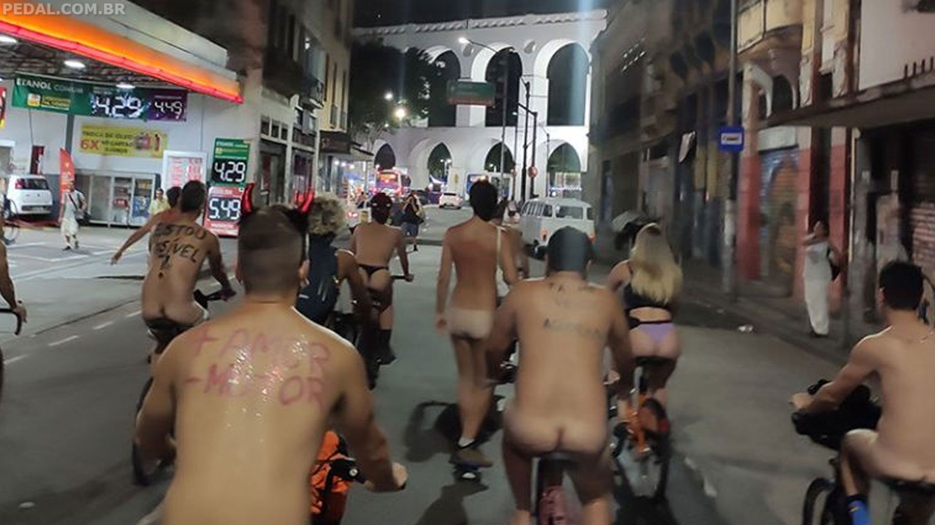 Ciclistas Nus Pedalam na Avenida Paulista em Protesto por Segurança no Trânsito