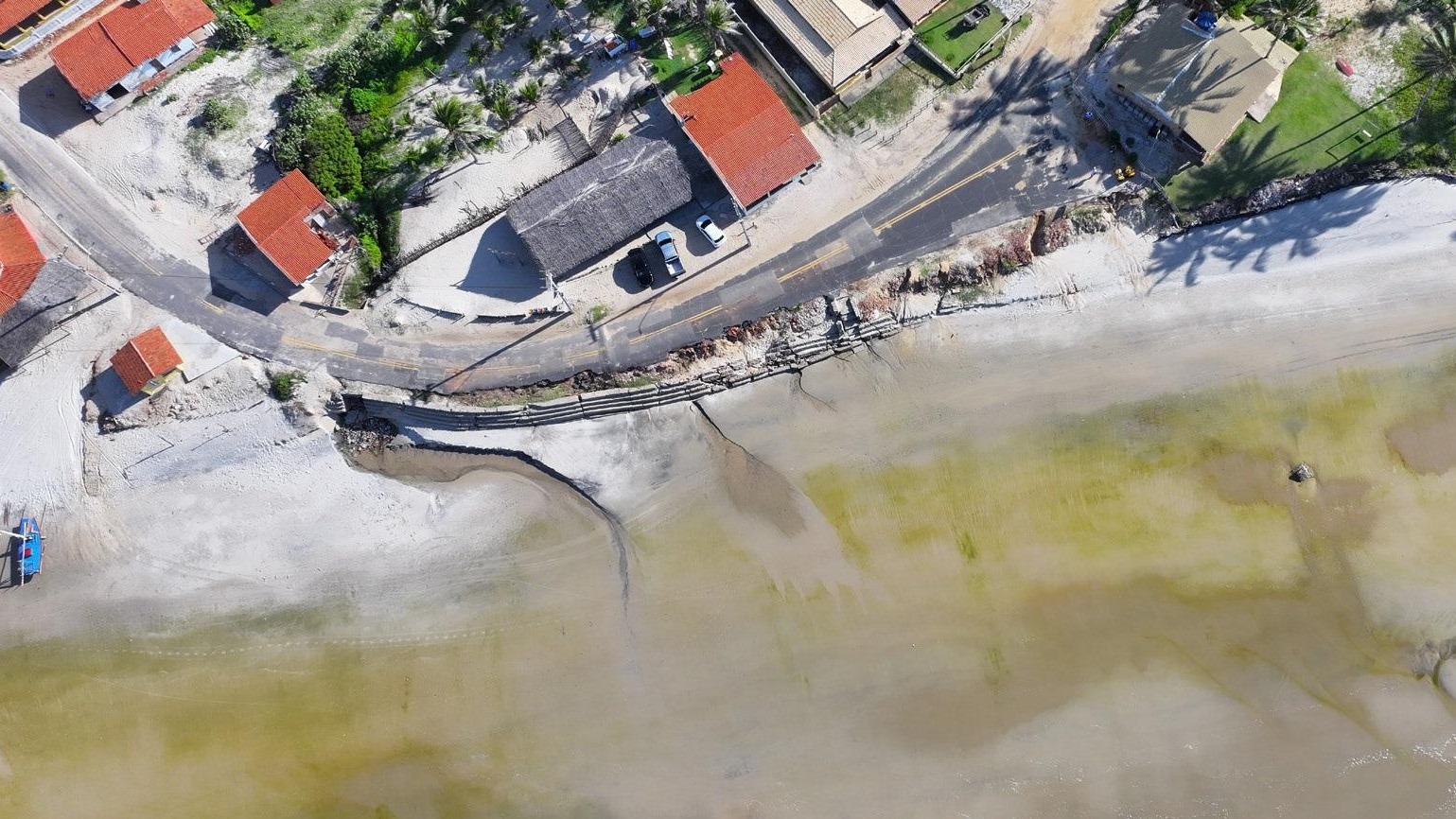 Ceará Devorado pelo Mar: Erosão Crítica Ataca 20 Cidades, Destrói Praias e Ameaça a Economia do Paraíso!
