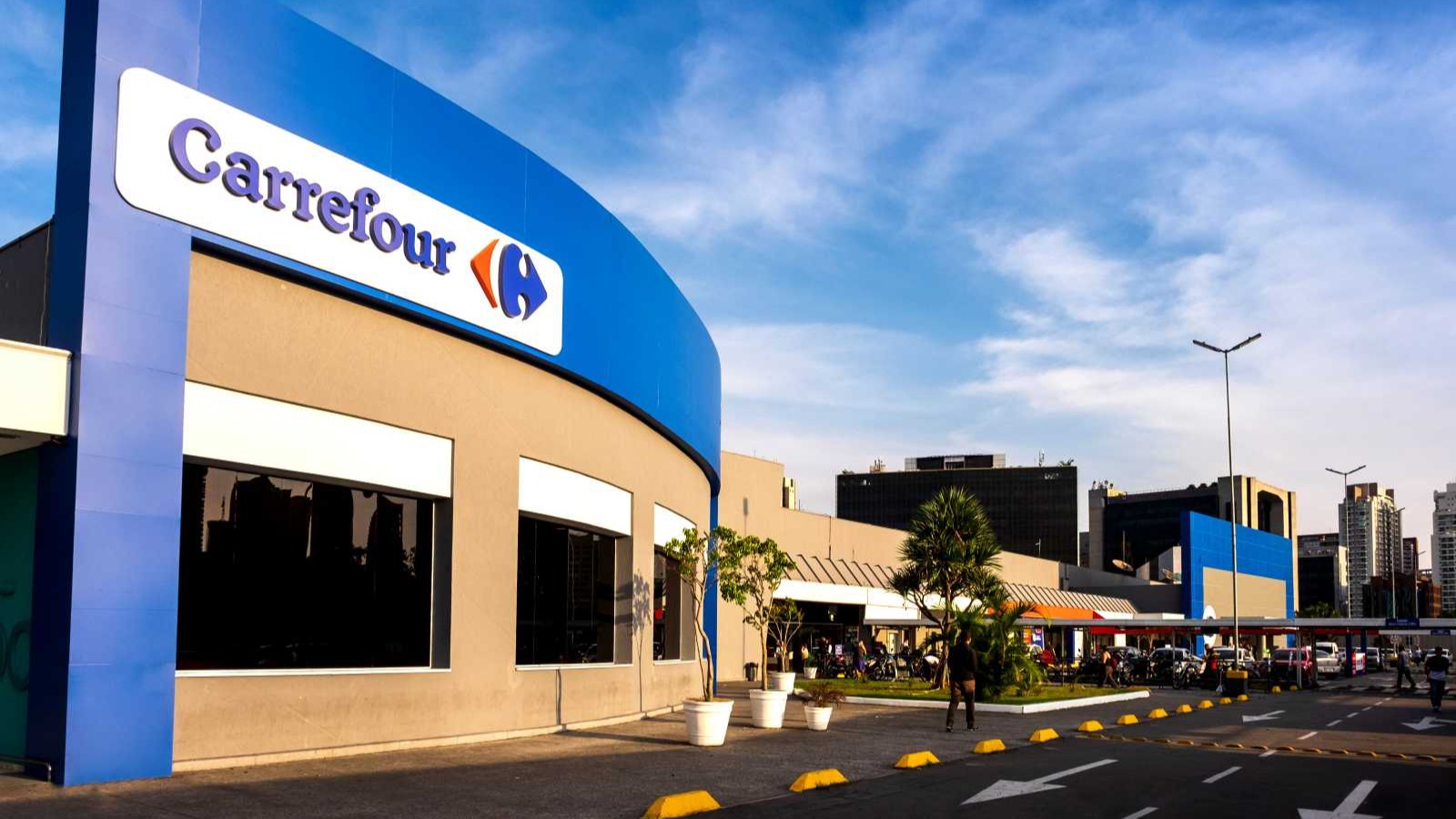 Carrefour Obtém Aprovação para Saída da Bolsa em Votação Controversa