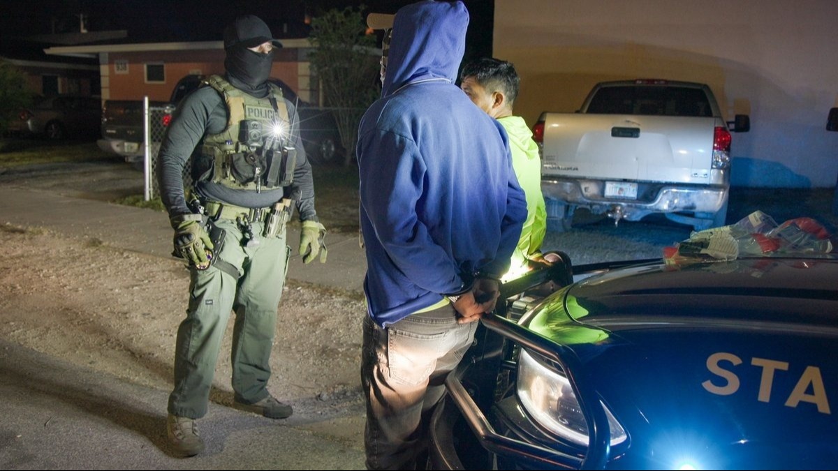 Onda de Prisões na Flórida: Operação do ICE Resulta na Detenção de Quase 800 Imigrantes em Apenas Quatro Dias