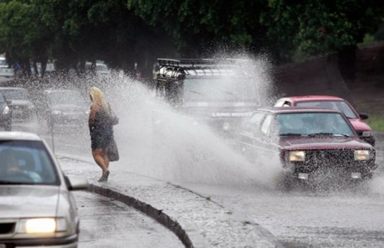 Chuva e Desrespeito: 18 Motoristas Multados por Molhar Pedestres em Fortaleza