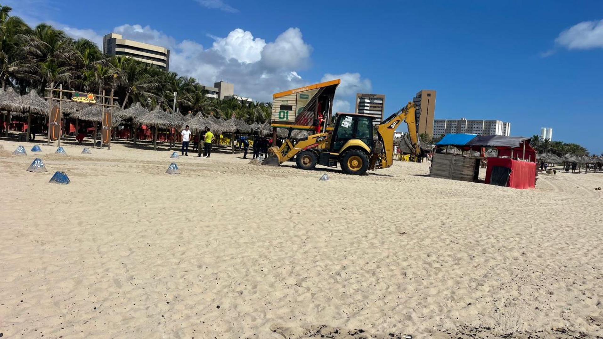 Operação na Praia do Futuro em Fortaleza Remove Barracas Irregulares