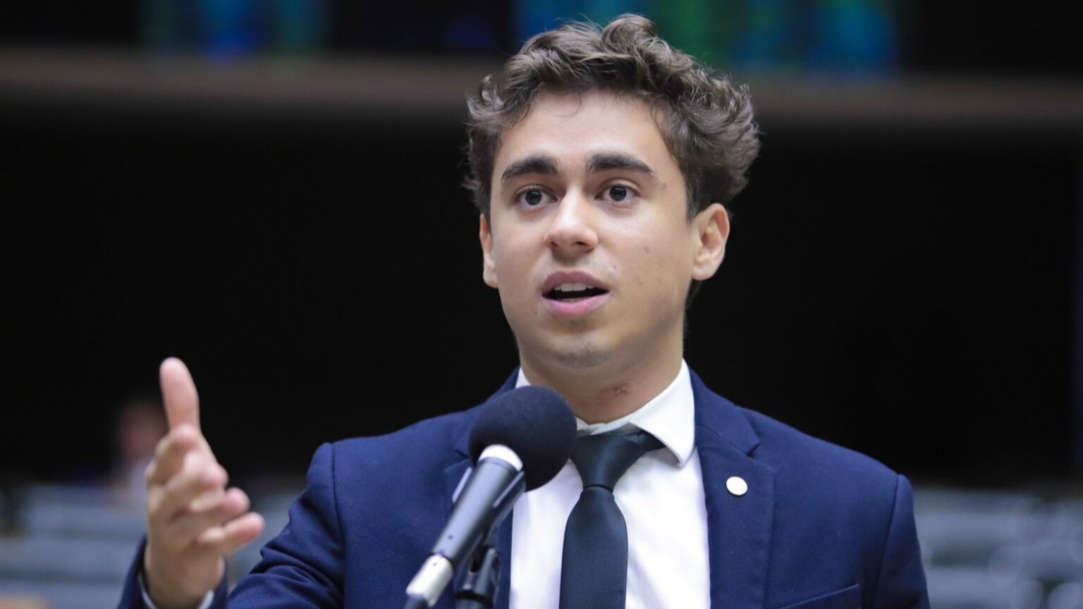 Justiça condena Nikolas Ferreira por discurso transfóbico na Câmara