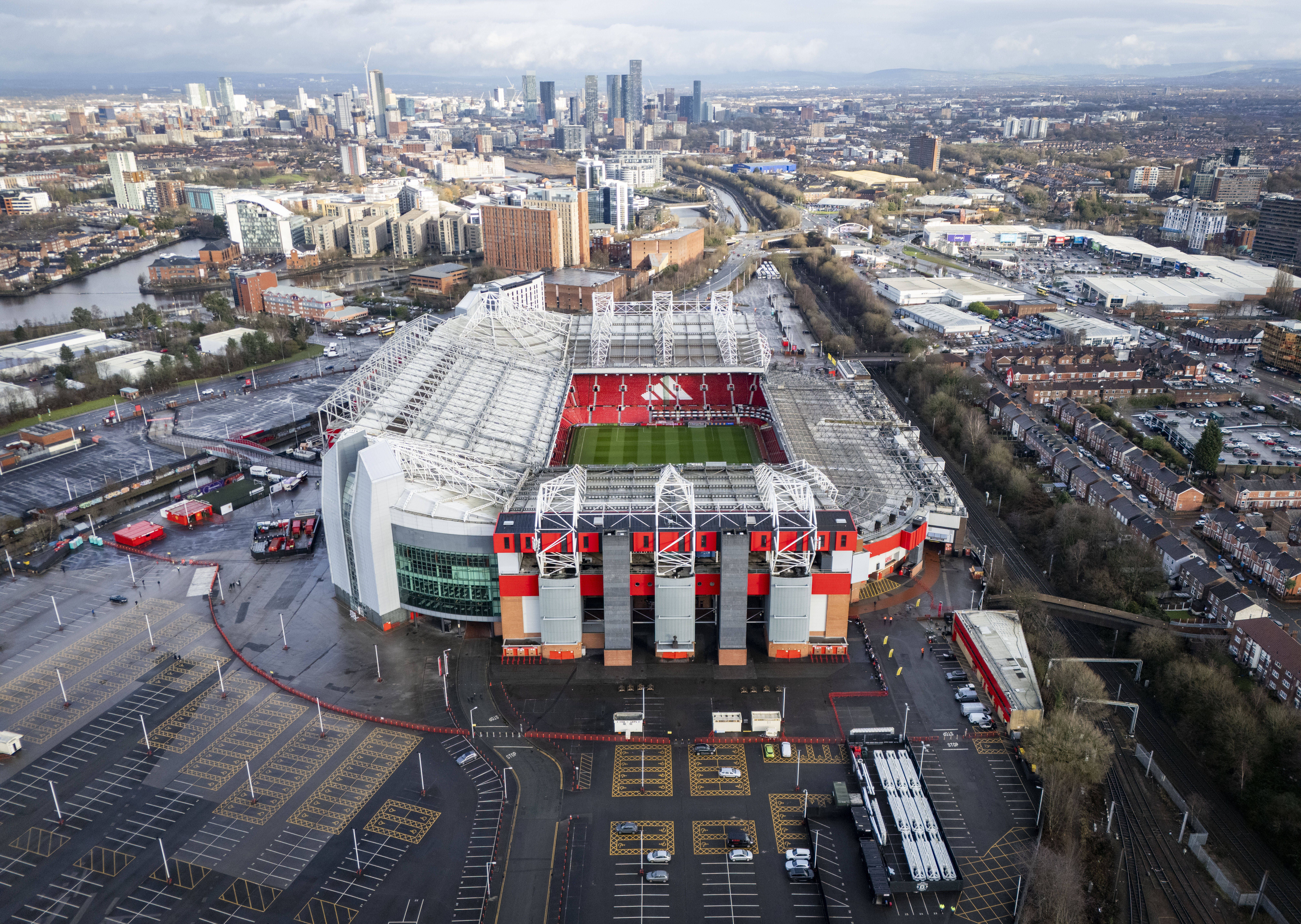 Manchester United planeja demitir 200 funcionários em corte de custos radical