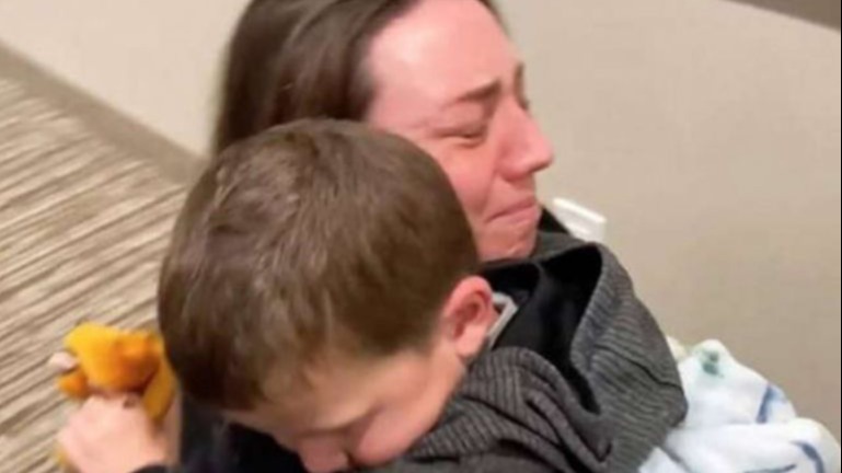 O Milagre da Adoção: Mãe Acolhe um Filho e o Destino Revela um Laço Perdido Há Uma Década
