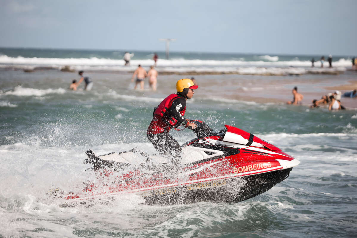 Buscas continuam por adolescente desaparecido no mar da Barra do Ceará
