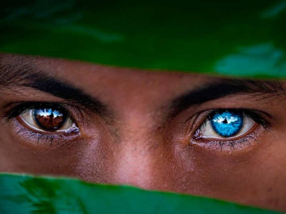 Mistério Turquesa na Indonésia: Tribo dos Olhos Elétricos Desafia a Genética!