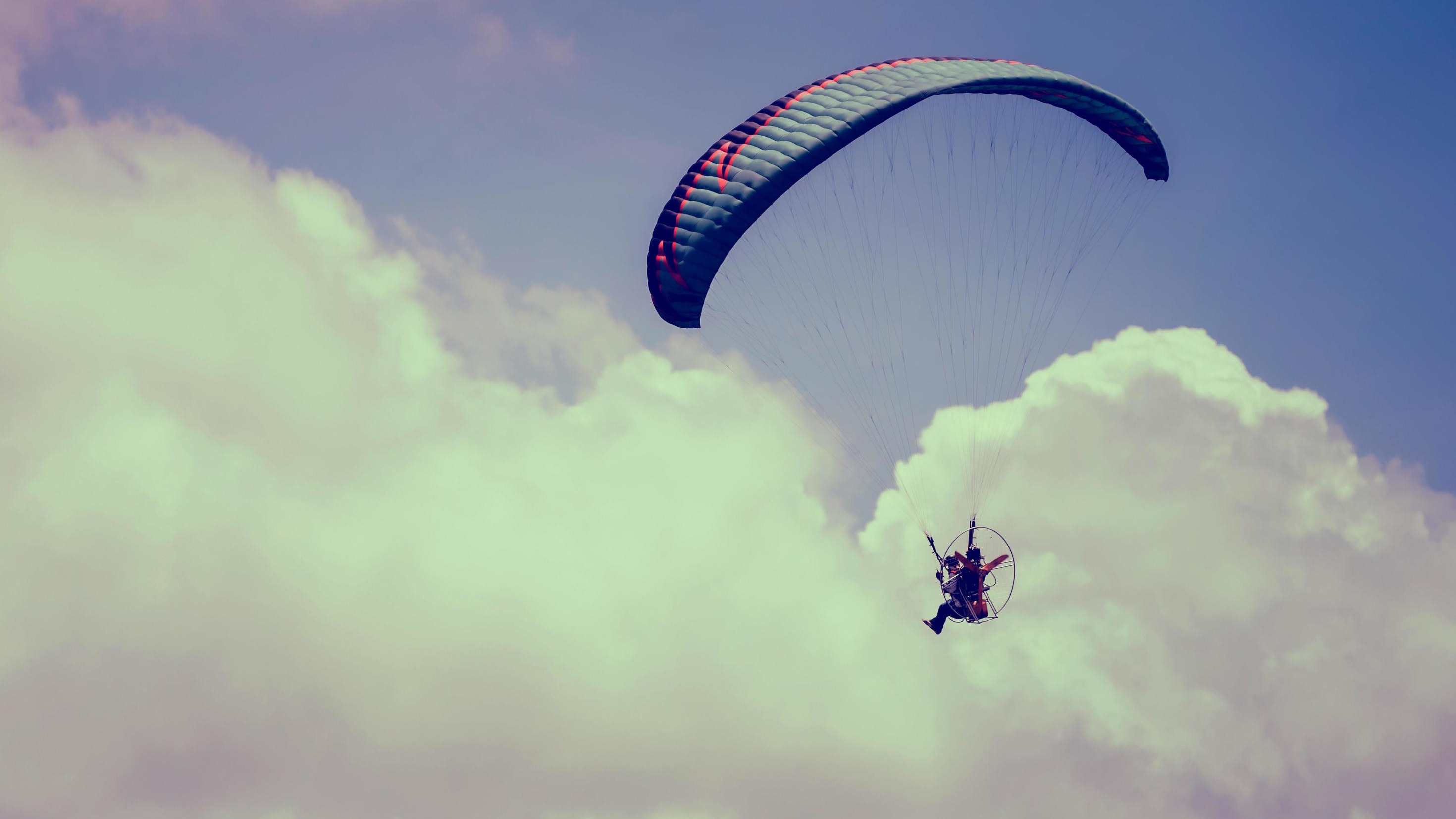 Queda de Paramotor Mobiliza Bombeiros e Deixa Feridos em Praia de Fortaleza