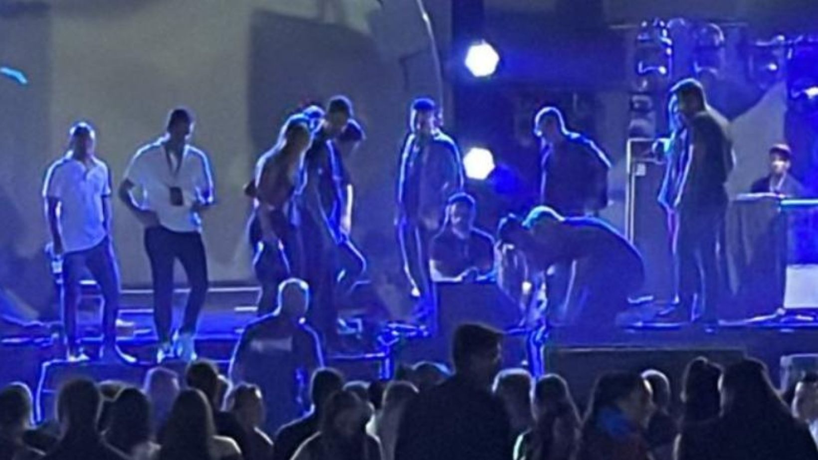 Cantor Marrone cai do palco em Goiás