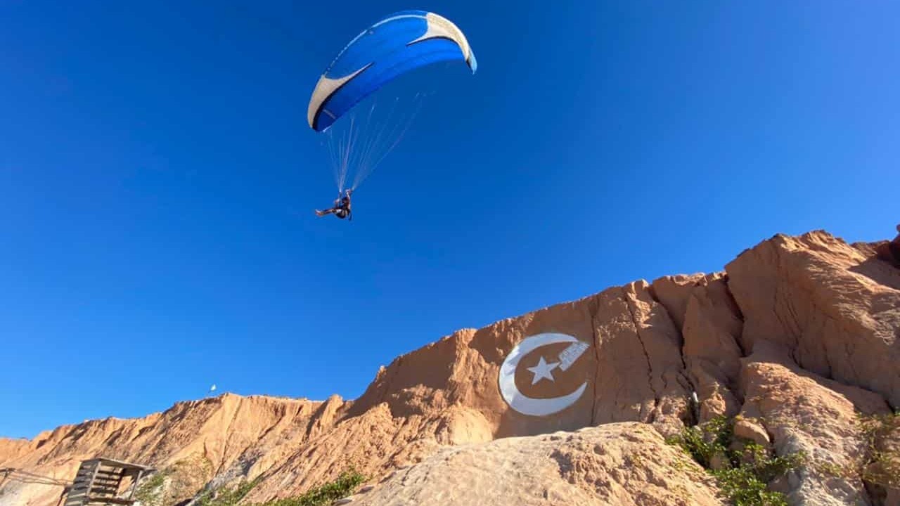 Sufoco nos Céus de Morro Branco: Piloto de Paramotor Leva Susto em Aterrissagem Forçada!
