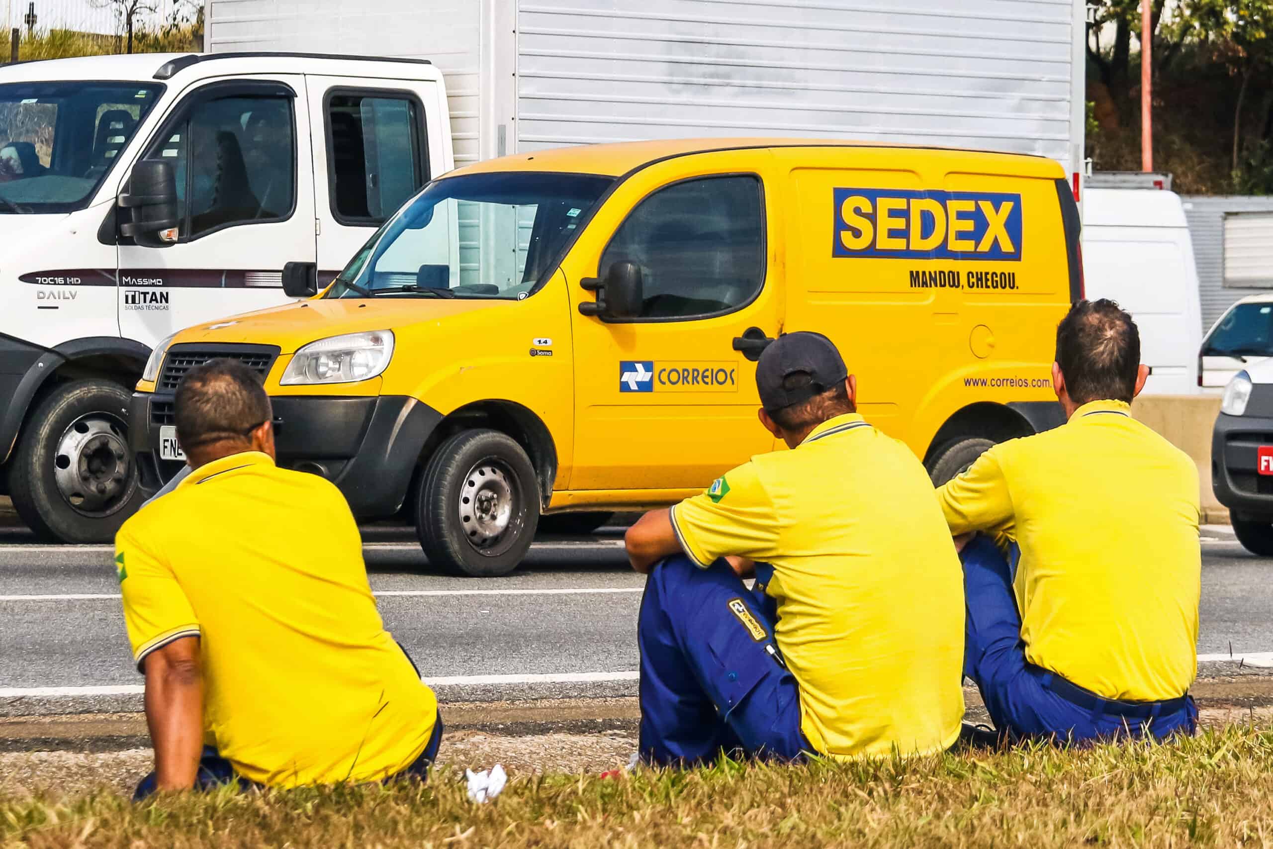 Correios em Alerta Vermelho: Prejuízo Bilionário Acende Sinal de Corte de Gastos!