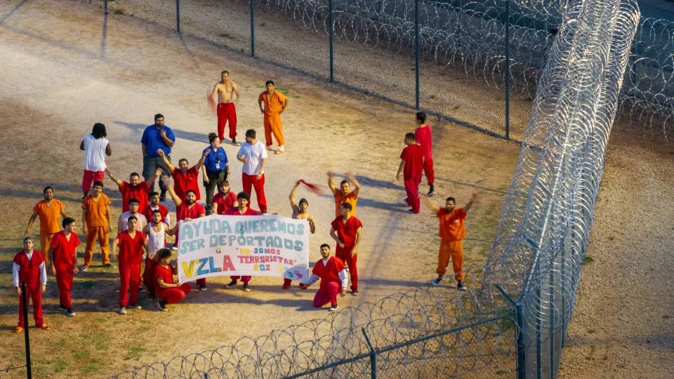Desespero nos EUA: Migrantes Formam &quot;SOS Humano&quot; em Apelo Contra Deportação para Prisão de Terror!
