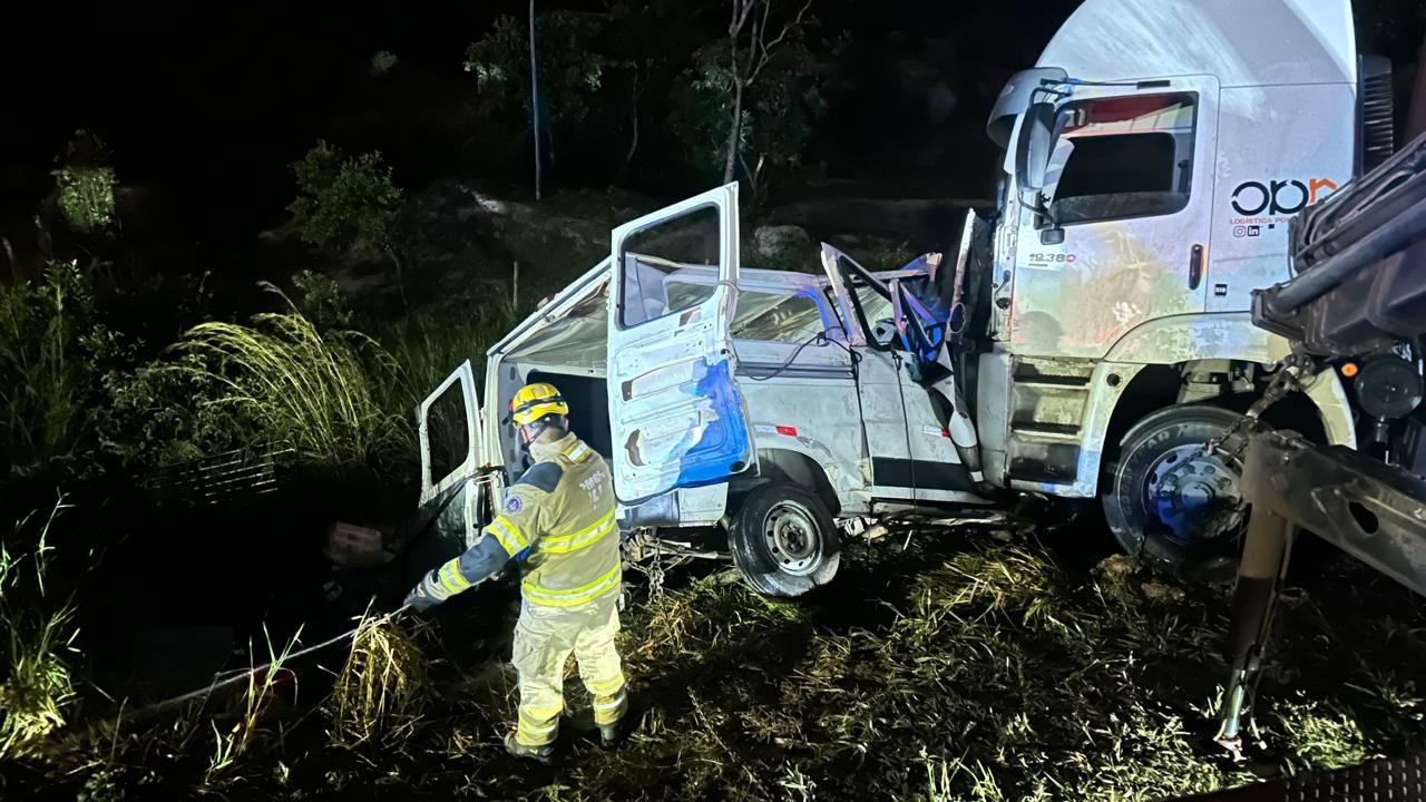 Tragédia na BR-251: Batida Frontal Ceifa Nove Vidas e Deixa Dez Feridos em Minas Gerais. Cearense é uma das vítimas.