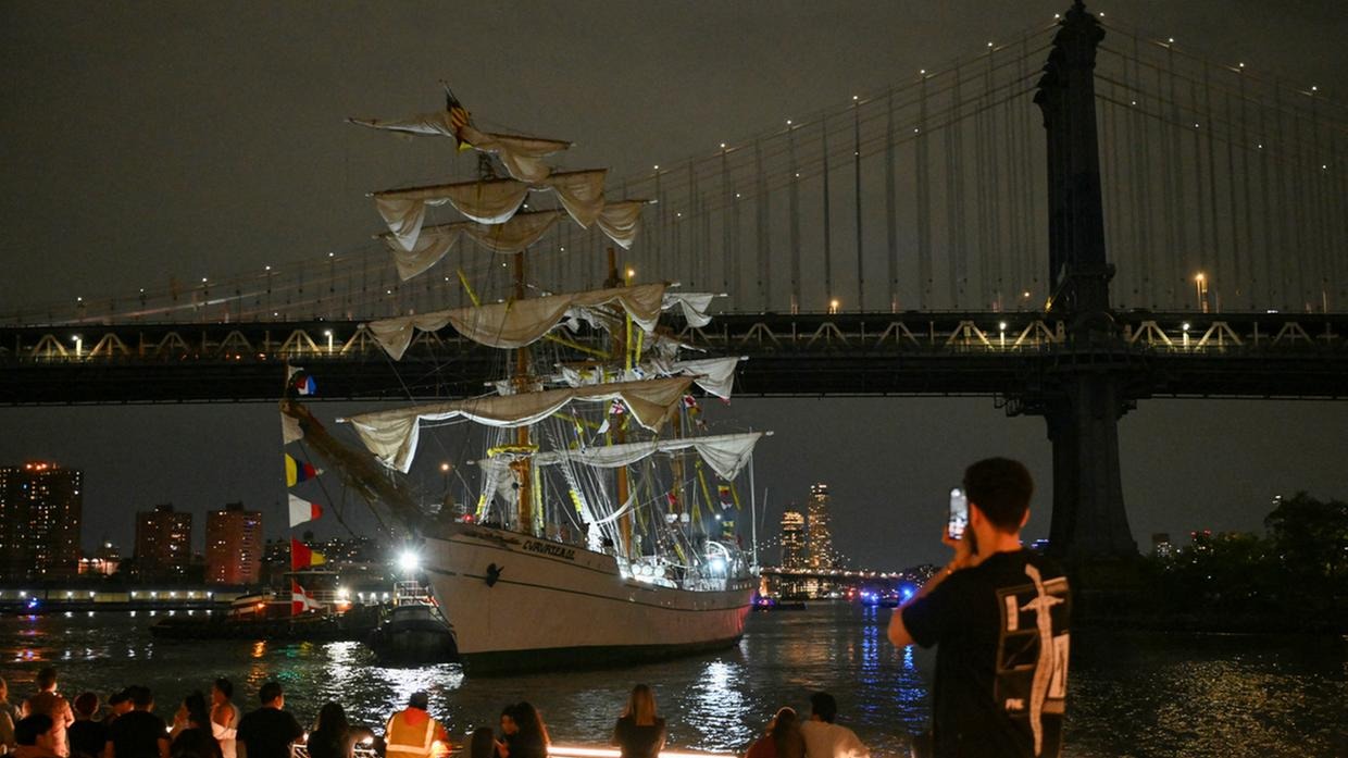 Tragédia em Alto Mar Chega a Nova Iorque: Navio da Marinha Mexicana Colide com a Ponte do Brooklyn, Deixando Mortos e Feridos!