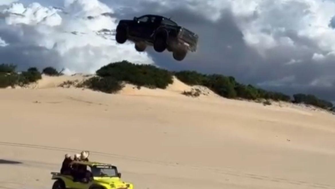 &quot;Voou&quot; Alto e Quebrou Tudo: Motorista Radical Destrói Picape em Duna de Canoa Quebrada!