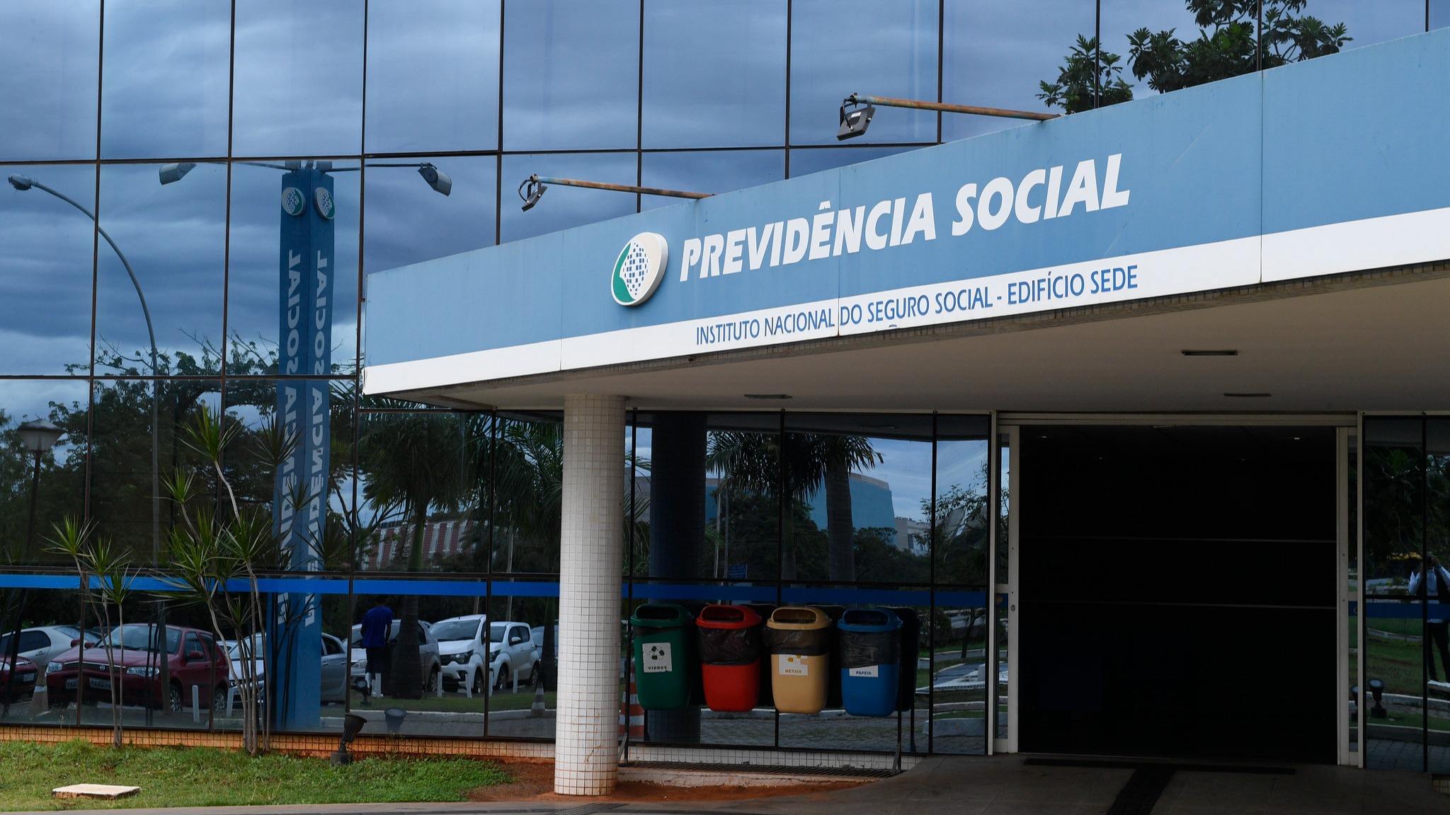 Fila do INSS bate recorde de 2,7 milhões e ameaça pressionar ainda mais os cofres públicos