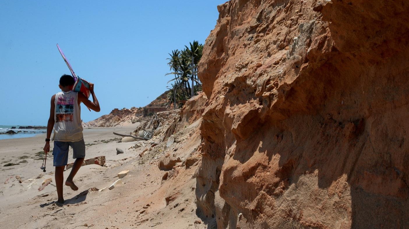Erosão Ameaça Litoral: Icapuí Clama por Socorro Diante do Mar que &quot;Engole&quot; as Praias.