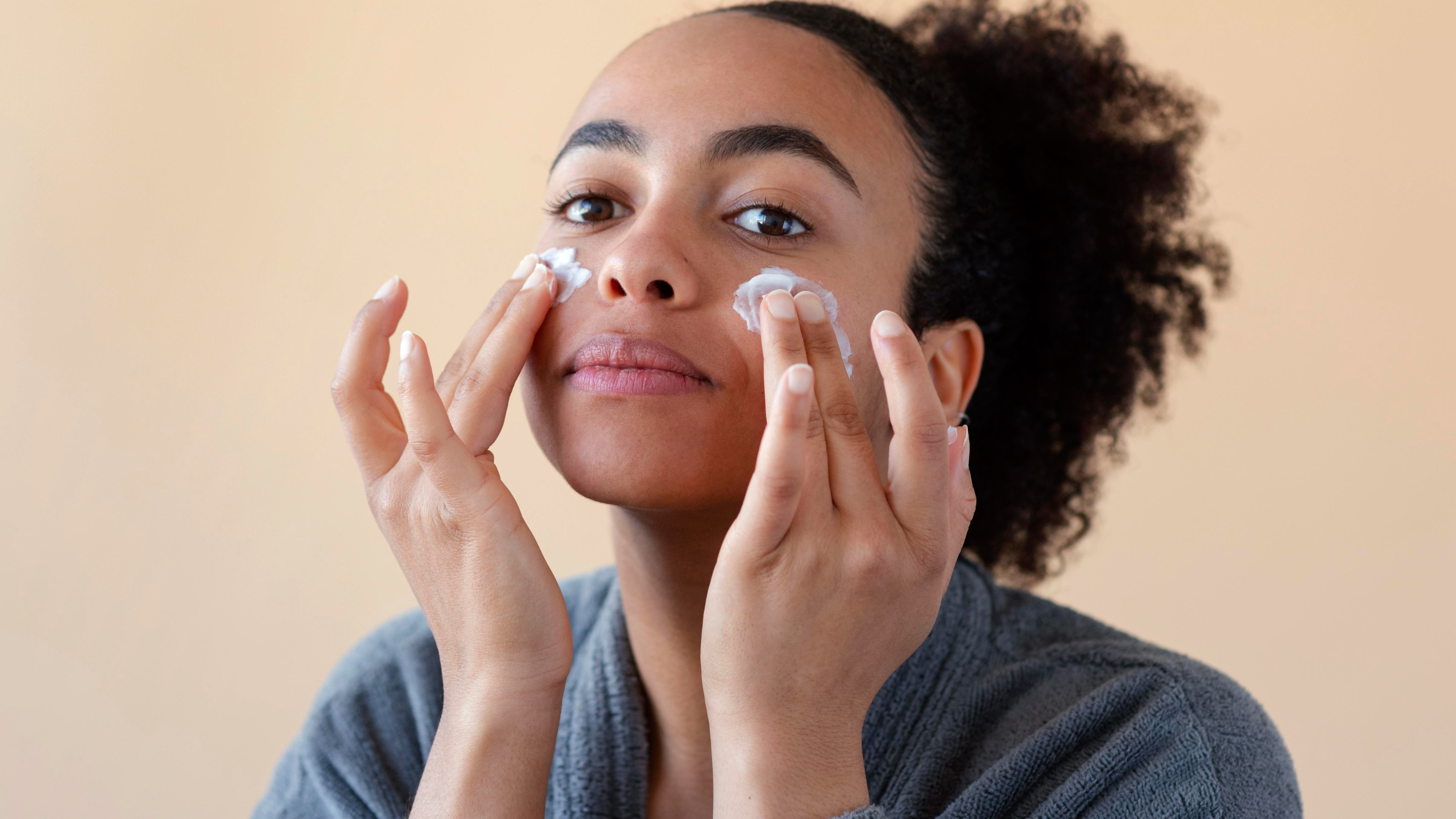 Como reduzir o inchaço nos olhos ao acordar, segundo especialista