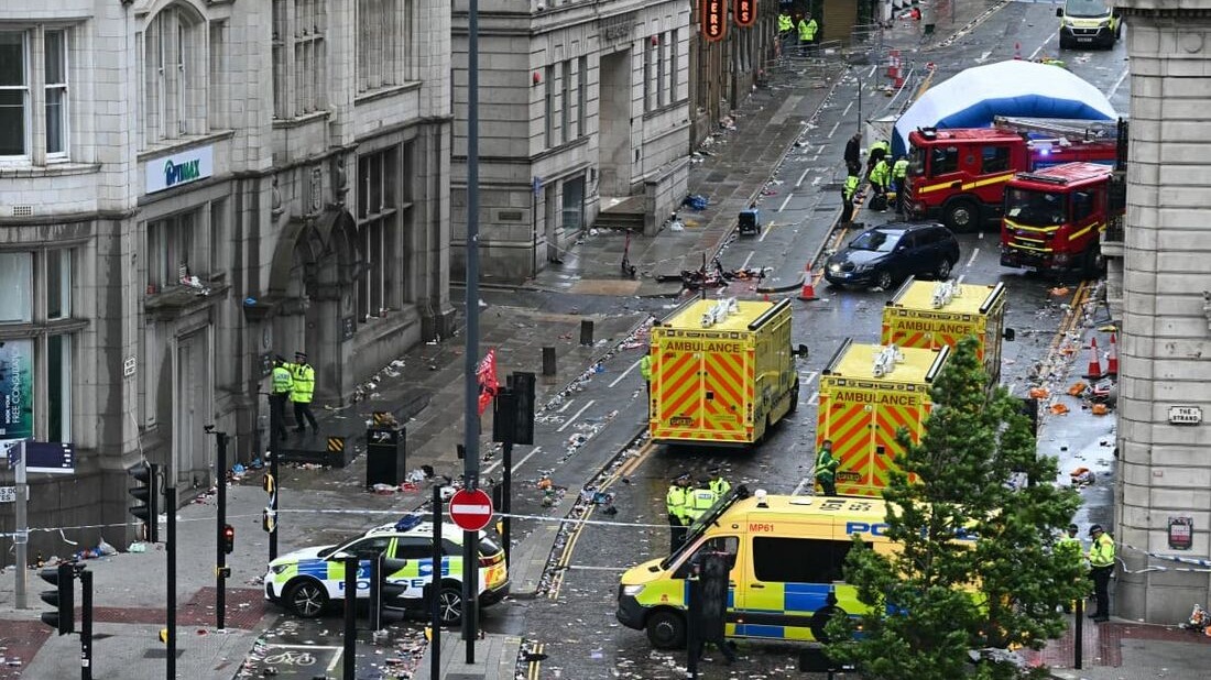 Carro atropela torcedores durante celebração do título do Liverpool