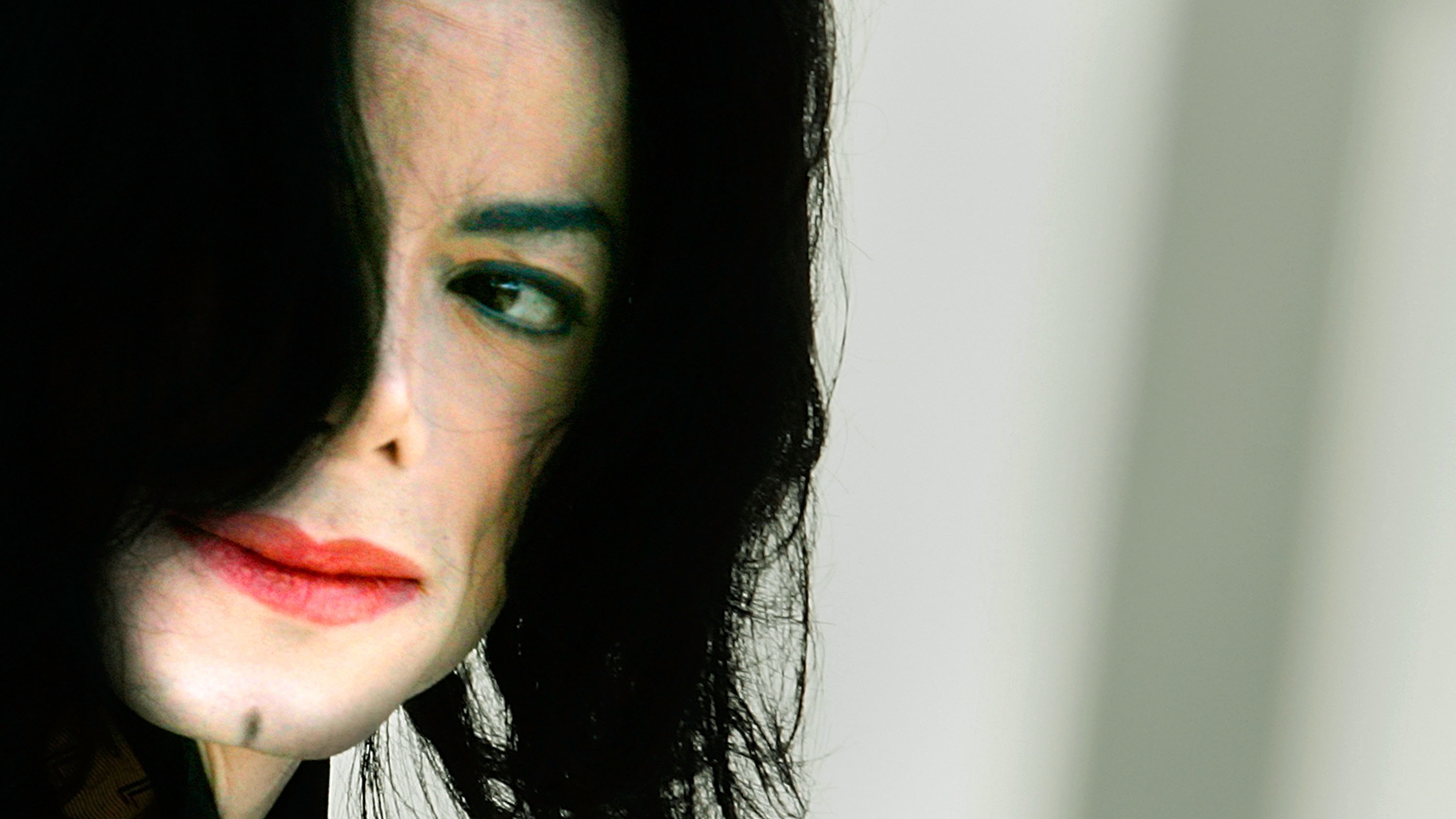 Cinebiografia de Michael Jackson enfrenta novo adiamento e divisão em duas partes