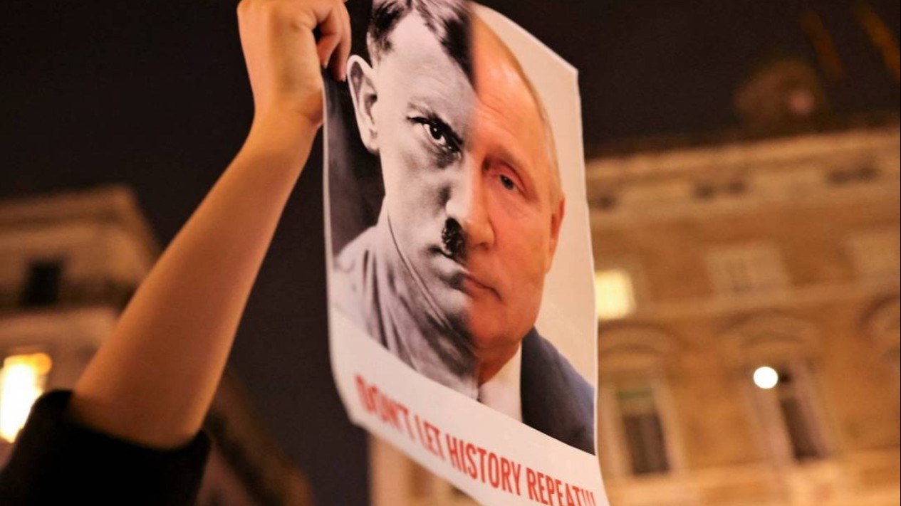 Rússia criminaliza comparações entre Putin e Hitler em medida autoritária