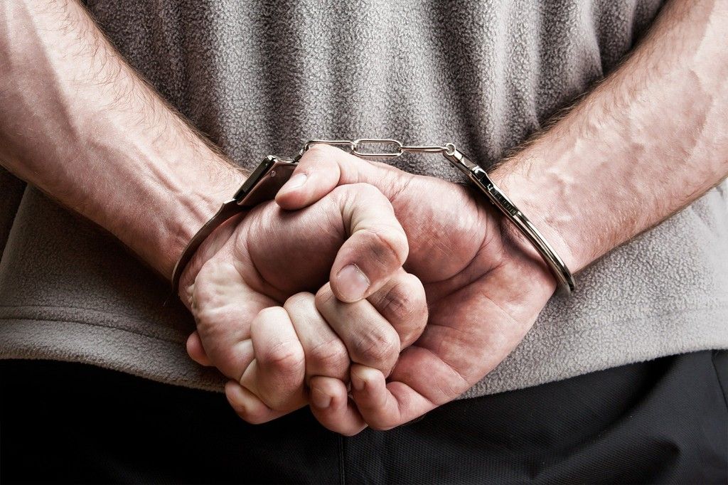 Escândalo em Itaitinga: Policial Penal Preso em Flagrante por Entregar Eletrônicos a Detentos