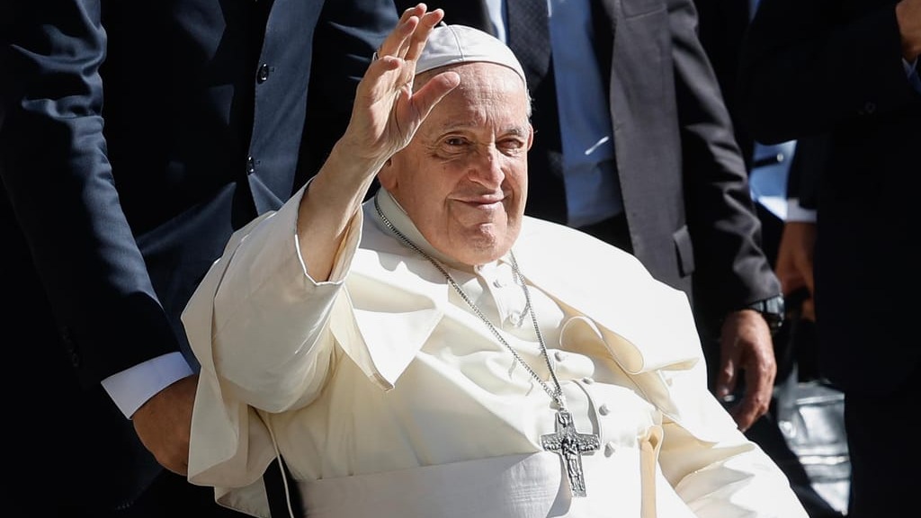 Papa Francisco recebe alta do hospital neste domingo após susto com pneumonia