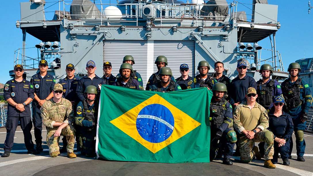 Marinha e FAB conduzem operação com míssil de 24 toneladas no Ceará