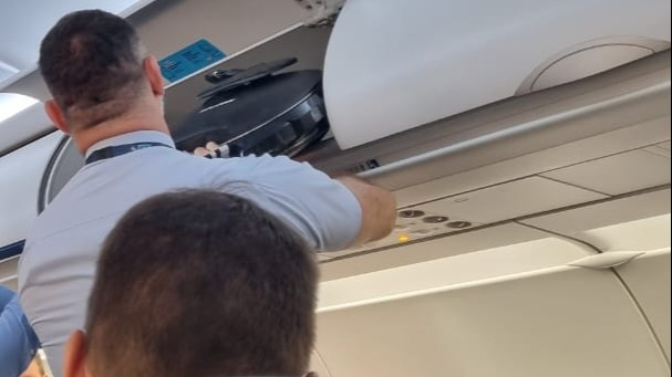 Passageiro misterioso atrasa voo por 1 hora com item de alta periculosidade.