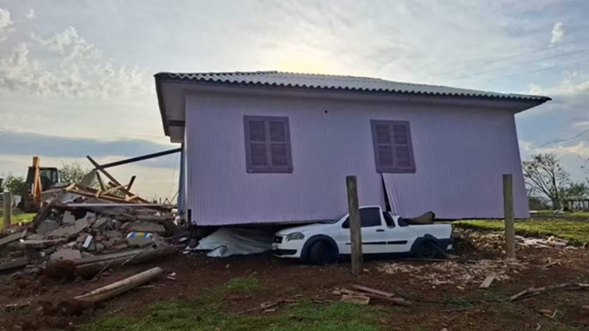 Imagem de destaque: Destruição Sem Precedentes: O Tornado Nível 3 que Devastou o Paraná, Deixou Mortos e Exige Alerta Máximo no Sul do País