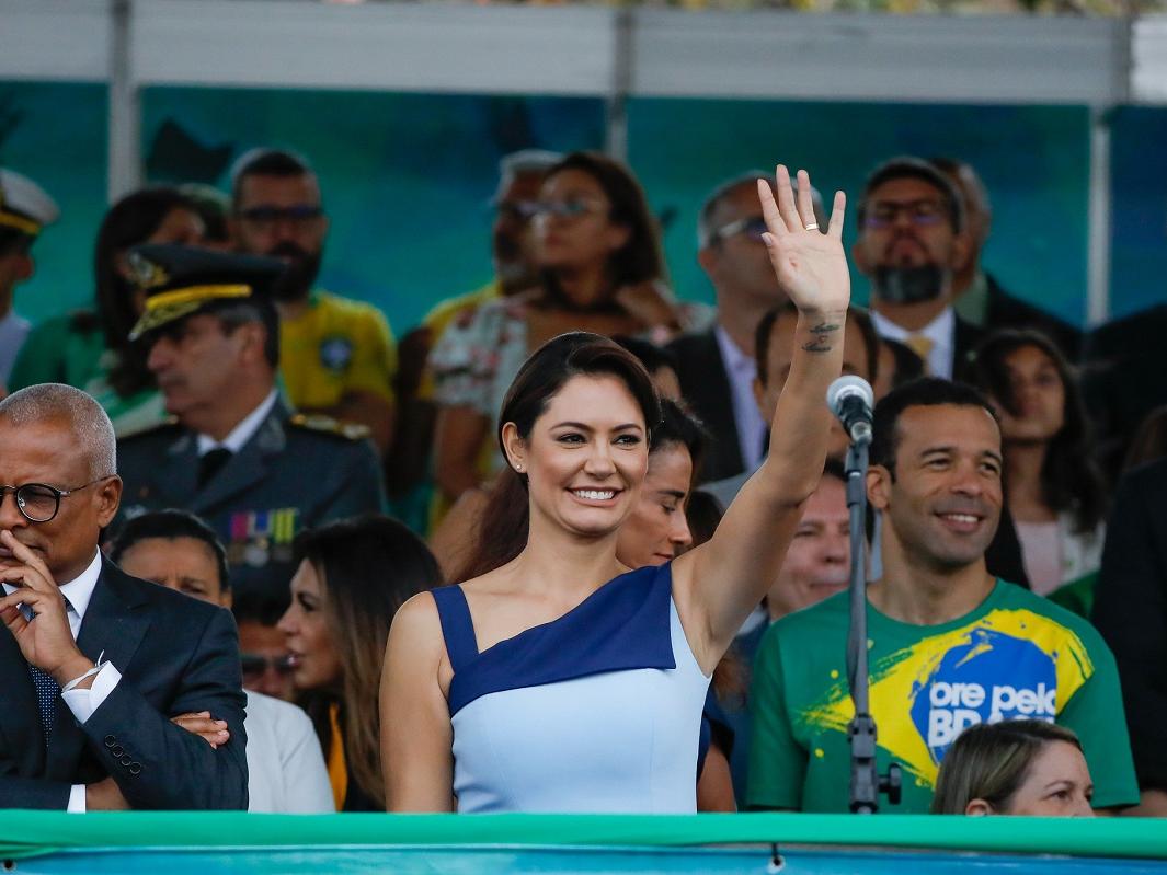 Imagem da notícia: Michelle Bolsonaro CELA Compromisso no Ceará e Corre a Brasília Após Prisão de Ex-Presidente