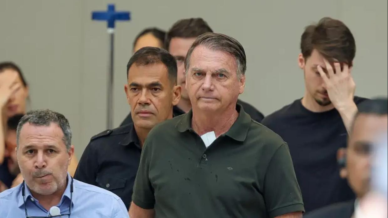 Imagem de destaque: Reta Final Jurídica: Bolsonaro Passa por Audiência de Custódia Após Condenação por Tentativa de Golpe