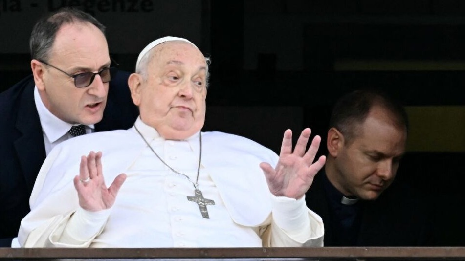 Após cinco semanas de internação, Papa Francisco recebe alta e retorna ao Vaticano