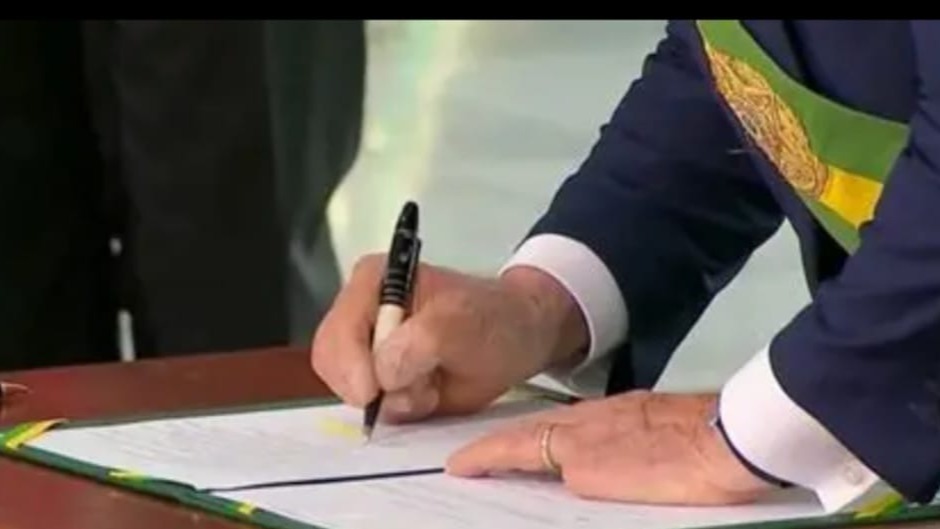 Imagem da notícia: Lula assina medida provisória e eleva piso nacional dos professores para R$ 5,1 mil em 2026