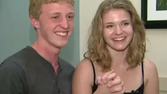 Imagem da notícia: Casal de adolescentes sobrevive após ser atingido por raio enquanto caminhava de mãos dadas