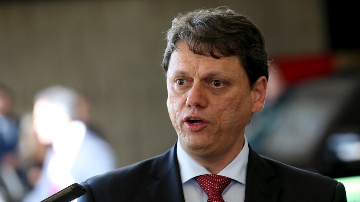 Tarcísio elogia urnas eletrônicas e gera crise no bolsonarismo