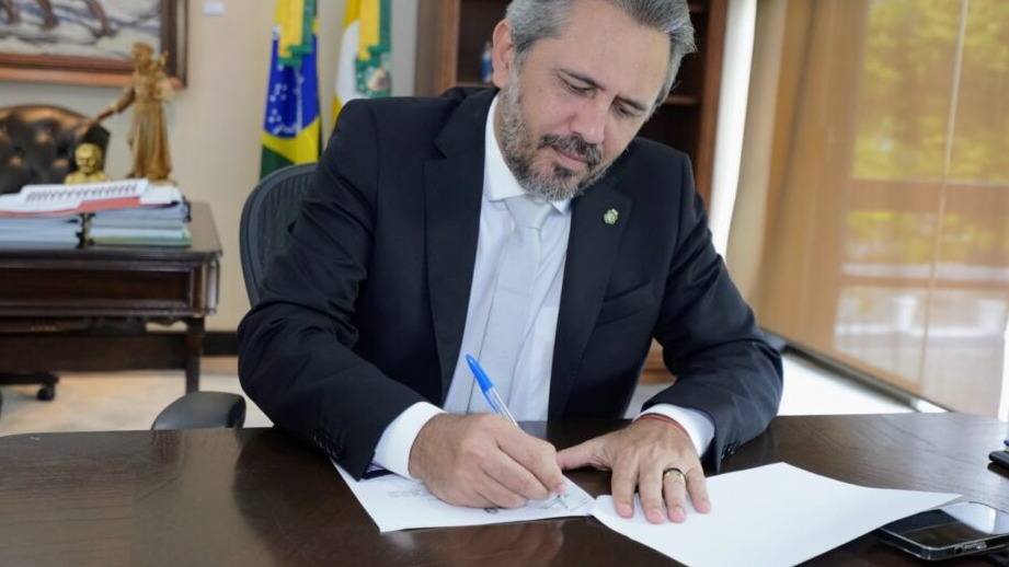 Nova lei eleva salário mínimo para R$4.961 no Ceará